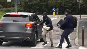 ritrovati in mezzo alla strada una cassaforte da 40 kg e oltre 30mila euro