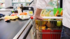 Arrivano alla cassa con 1.300 euro di prodotti