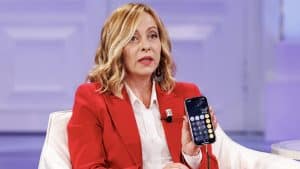 Come un politico controverso è diventato il leader più popolare d'Italia