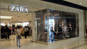 Fa una scoperta terrificante mentre indossa le scarpe Zara che ha appena comprato