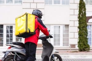 fattorino della pizza viene completamente sconvolta