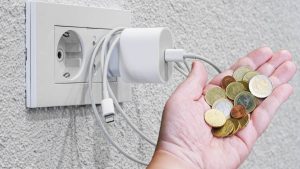 il caricabatterie attaccato alla corrente, anche senza telefono