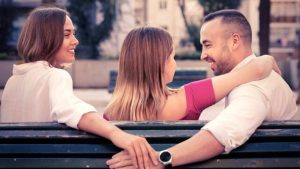 il marito la lascia per la sua migliore amica e la abbandona in debito