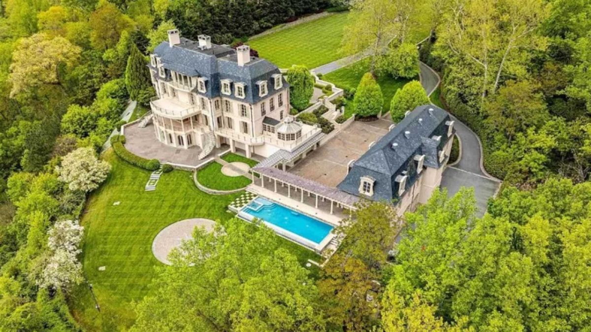 il suo castello per 32 milioni di euro e ha deciso di... regalarlo
