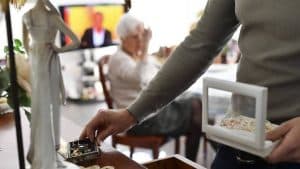 rubano oro per due milioni di euro dalla casa di un ottuagenario