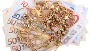 rubato oltre 6.500 euro di gioielli dei suoi clienti per rivenderli