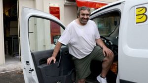 trova la sua auto appena rubata con un biglietto di scuse