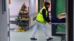 Alla vigilia di Natale, deve ai figli della sua compagna 3.000 euro