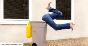 Getta via le lettere che gli dicono di aver vinto 380.000 euro