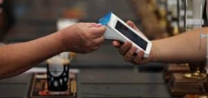 Problemi pagamenti bancomat e Pos oggi/ Cosa sta succedendo: quando funzioneranno di nuovo?