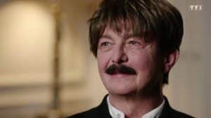 Ormai multimilionario, si rifiuta di dirlo ad amici e parenti