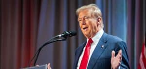 Trump minaccia Paesi Brics: “Dazi al 100% se svalutate o sostituite il dollaro”/ “Cercatevi un altro babbeo!”