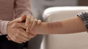 come ottenere questo assegno mensile per le donne che hanno subito violenza