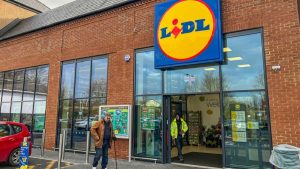 pensionato riceve una multa perché ha impiegato troppo tempo a fare la spesa alla Lidl