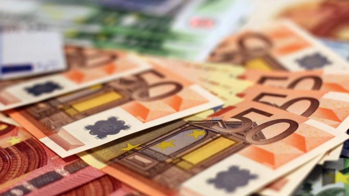 una donna delle pulizie ha buttato via per sbaglio tutti i risparmi di un pensionato