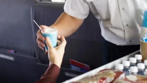 Bruciata da un tè pericolosamente caldo su un aereo