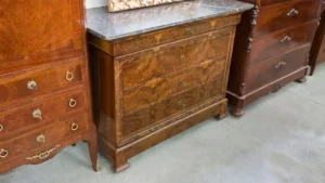Compra una credenza antica su Facebook Marketplace