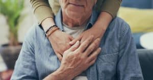 Due sorelle estorcono più di 450.000 euro a un uomo di 75 anni