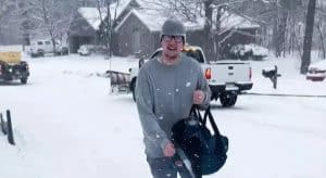 Un poliziotto aiuta a raccogliere oltre 19.000 dollari