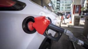 il pieno di benzina per 50 euro e se ne va con 1,17 miliardi di euro