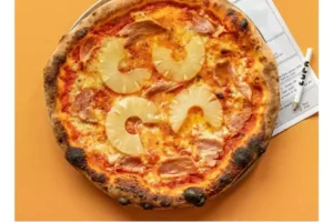 la sua pizza all'ananas viene fatta pagare 120 euro