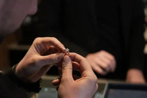 le viene ordinato di restituire l'anello di fidanzamento del valore di 650.000 euro