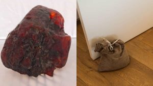 pietra che stava usando come cuneo per la porta