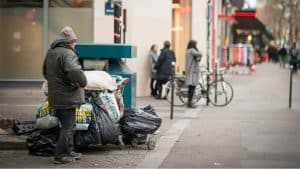 senzatetto trova un portafoglio con 2.000 euro e lo restituisce