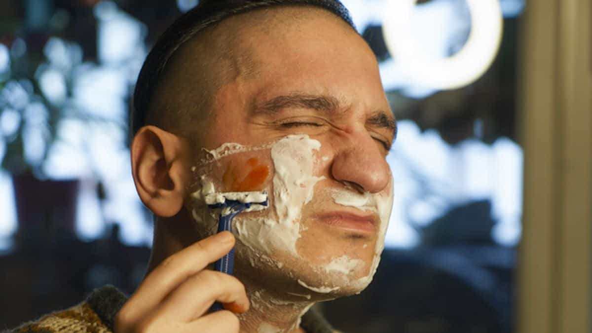 si è tagliato radendosi e ha ricevuto 6.000 euro