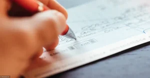 7500 euro sottratti con pochi tratti di penna