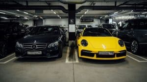 Auto di lusso, cantieri fantasma e documenti falsificati