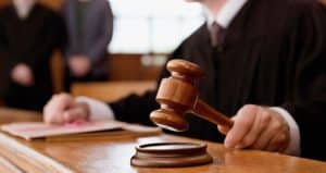 Lascia tutti i suoi soldi alla fidanzata