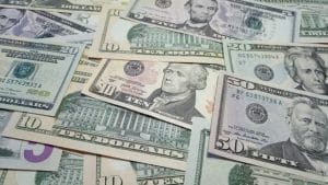 Pensavano di raccogliere rifiuti per strada, ma i sacchi della spazzatura contenevano oltre un milione di dollar