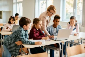 Questa scuola secondaria perde tutte le pagelle dei suoi alunni