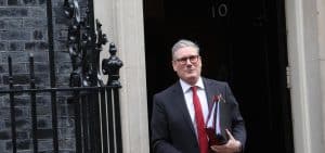 Sondaggi Regno Unito 2025/ Il ‘triumvirato UK’ Labour-Tory-Farage al 25%: Starmer attaccato anche dai Beatles