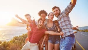 Un gruppo di amici va in vacanza dopo aver giocato al Lotto