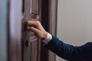 impiegati di banca e si portano via un bottino di oltre 100.000 euro