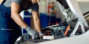 proprietario dell'officina gli presta un'auto da provare e il suo cliente 64enne