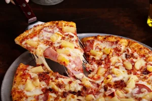 ristoratore odia così tanto la pizza all'ananas che la vende a 120 euro