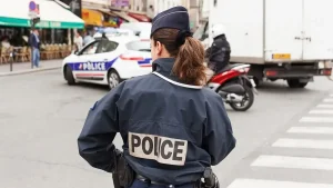 sputare per terra può comportare una multa di 135 euro e un periodo di detenzione