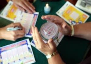 un chiaroveggente ha predetto la loro vincita alla lotteria di 13 milioni di euro