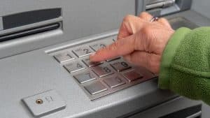 Attenzione alla nuova truffa del bancomat