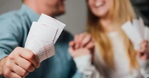 Dopo aver vinto oltre 30 milioni di euro alla lotteria, il suo primo istinto è quello di chiamare la moglie