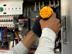 Due falsi funzionari dell'elettricità hanno convinto decine di persone a pagare 3.000 euro