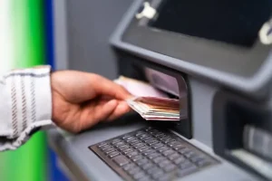 Ruba oltre 25.000 euro alla nonna malata e fragile per... giocare d'azzardo online