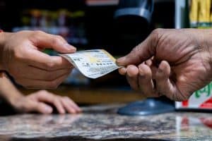 una tabaccaia gli offre involontariamente un biglietto del valore di un milione di euro