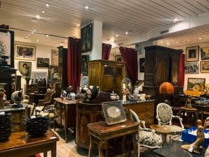 Compra un armadio da salotto per una cifra irrisoria e scopre che contiene quasi