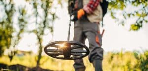 I metal detector li aiutano a trovare un tesoro e a vincere migliaia di euro