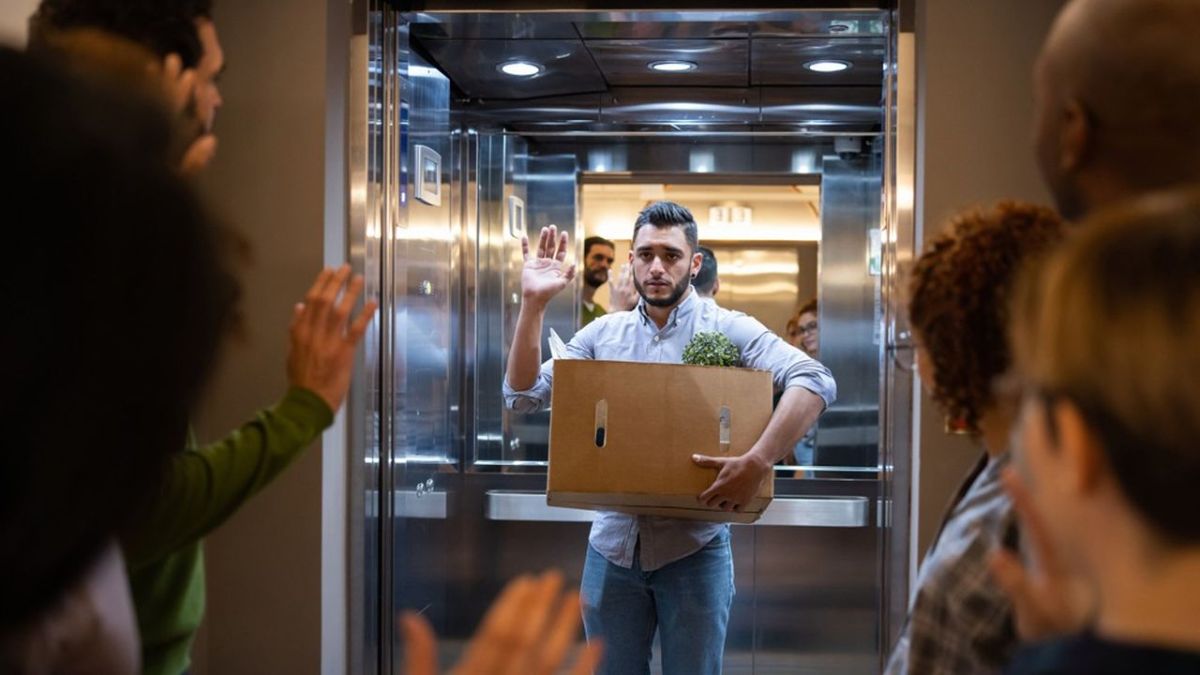 Il suo capo lo licenzia e, mentre esce dall'ufficio