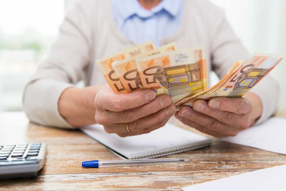 Bonus anziani 850 euro, ecco come richiederlo